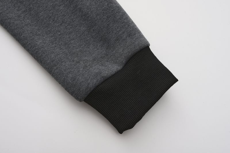 Új, menő férfi kapucnis pulóver, színes blokkokkal, sapkacímkével és menetes húzózsinórral._voghion.com