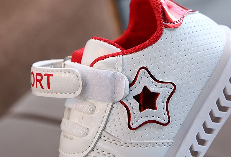 Chaussures de sport lumineuses pour enfants, édition coréenne, petites étoiles blanches à cinq branches, chaussures de marche pour bébés étudiants, nouvelle collection 2024_voghion.com