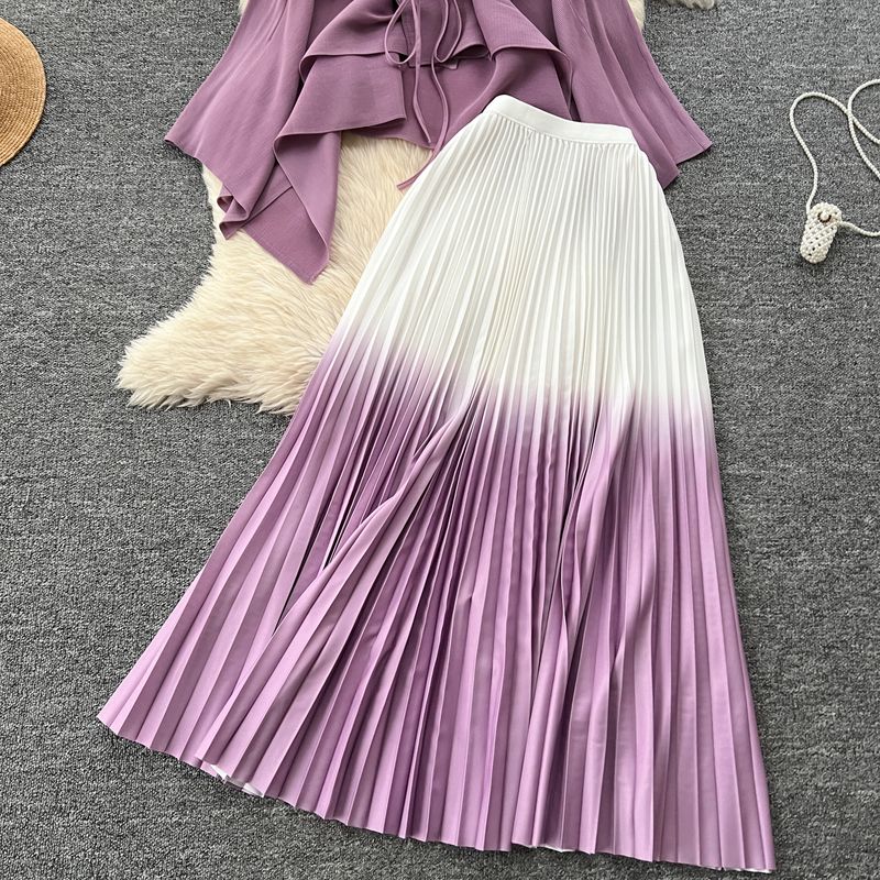 Abito da donna alla moda con colori sfumati, top plissettato con spalline larghe e gonna a pieghe a vita alta_voghion.com