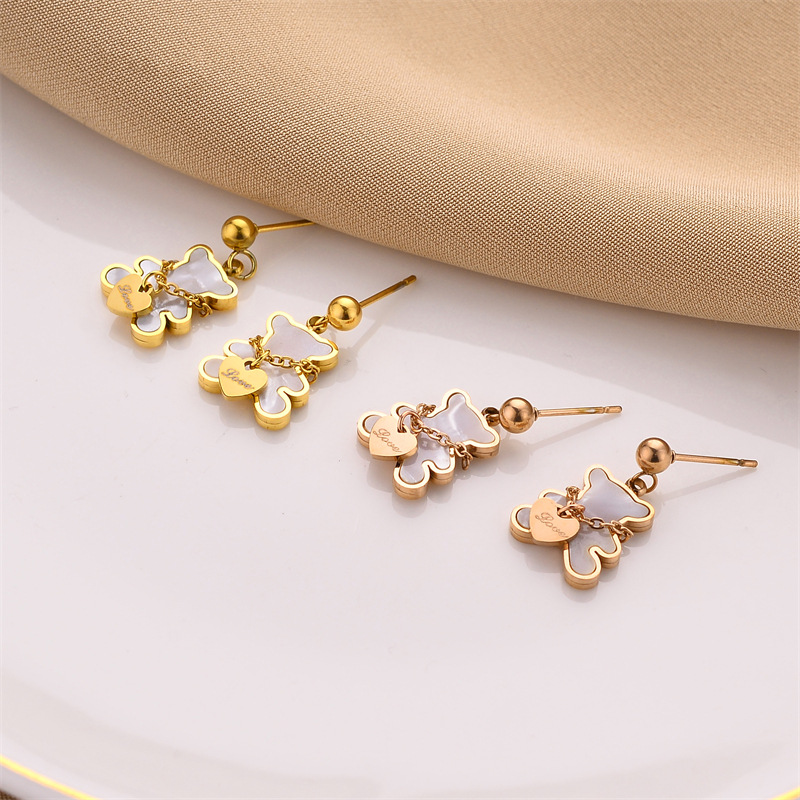 2023 Simpatici orecchini semplici in acciaio al titanio moda coreana AMORE cuore di pesca orecchio con fibbia orso bianco beige_voghion.com