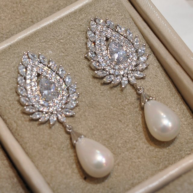 Pendientes de boda de estilo de celebridad ligeros de Cao Shi con exquisita artesanía Pendientes de novia de perlas para mujer_voghion.com