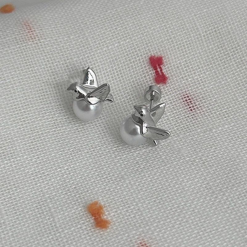 Meeresbrise fliegende Perle Metall kleine Taube Titan Stahl Knochen süße kindliche Vogel Ohrstecker Schlaf-frei Ohrschmuck_voghion.com