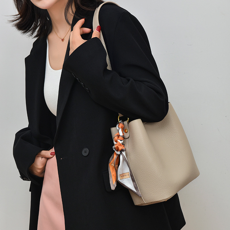 Neue Leder Rindsleder Eimer Mutter Tasche senden Seidenschal senden Umschlag Tasche Mode Frauen Doppel Riemen Achselhöhle Tasche_voghion.com