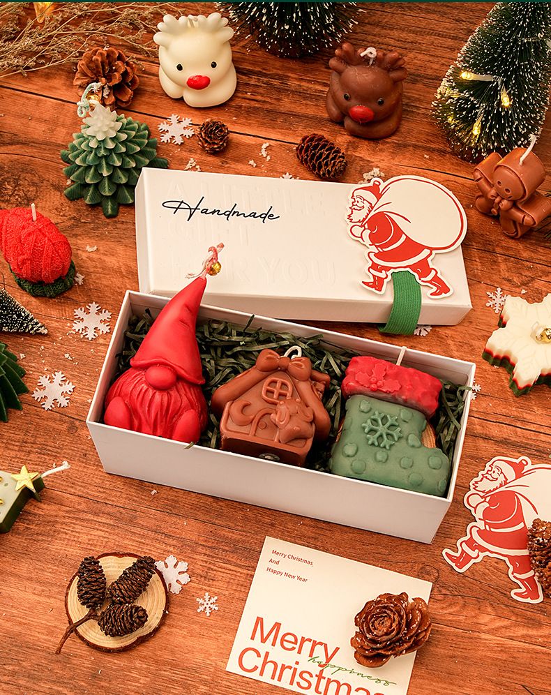 Vela aromática navideña artesanal con forma de árbol de Navidad y ciervo, en caja de regalo._voghion.com