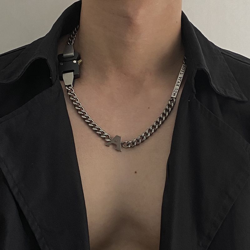 Fashionable And Versatile High Street Functional Style Metal Safety Buckle INS Men And Women Net Red Titanium Steel Short Retro Necklace_voghion.com