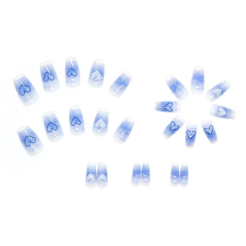 Unghie con punte a cuore blu e bianche, di media lunghezza, con gradiente fresco e indossabile. Nail art_voghion.com