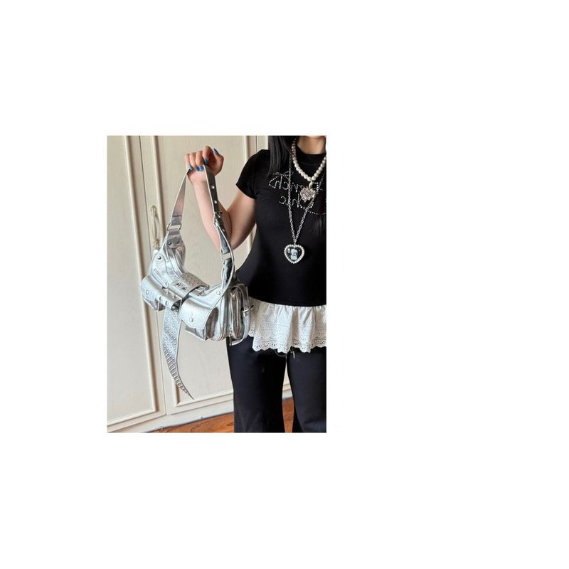Un bolso de hombro moderno y versátil para otoño e invierno de 2025, con remaches plateados. Un estilo fresco y dulce adecuado para un estilo casual y versátil._voghion.com