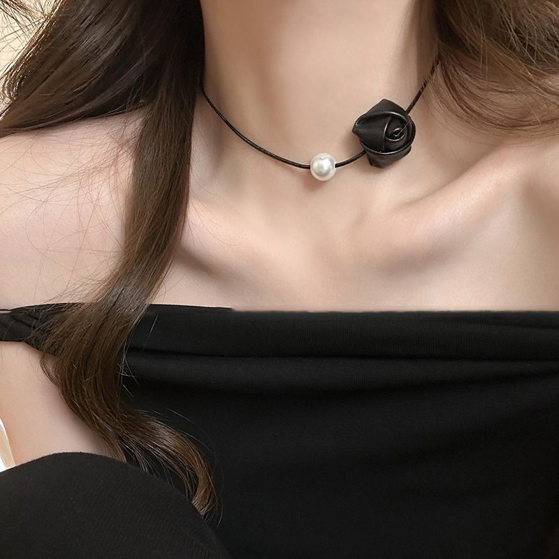 Collana girocollo con perle e rosa in pelle, accessorio alla moda e di alta qualità per donna._voghion.com