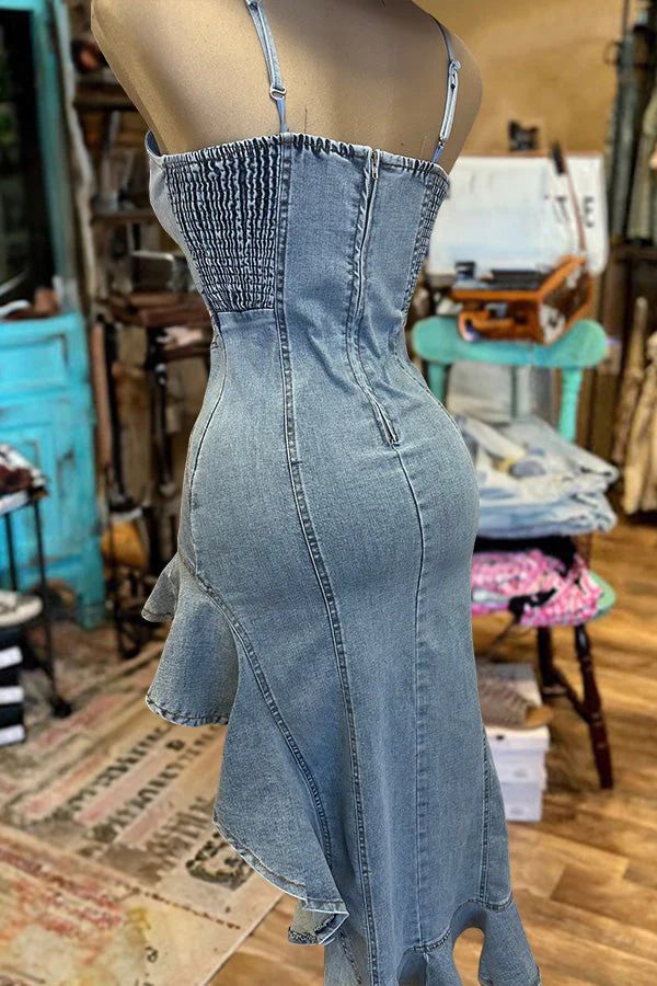 Abito da donna in denim con volant obliquo, vestibilità slim, elasticizzato in vita con reggicalze_voghion.com