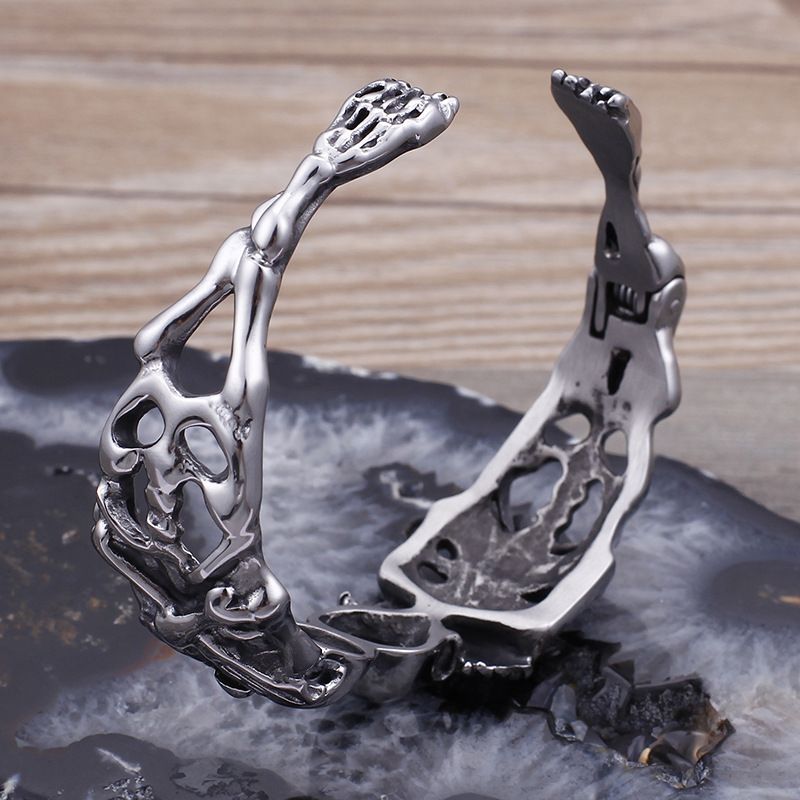Bracelet punk tête de mort en acier titane pour homme – Manchette motard gothique ajustable – Design géométrique audacieux – Tailles 7 à 11. Bijoux pour homme_voghion.com
