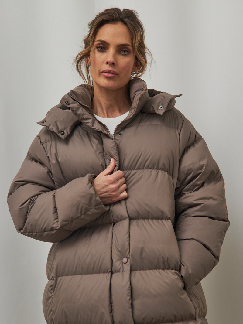 Zimska odebeljena dolga ženska jakna s kapuco in puhom, bela, 90 cm_voghion.com