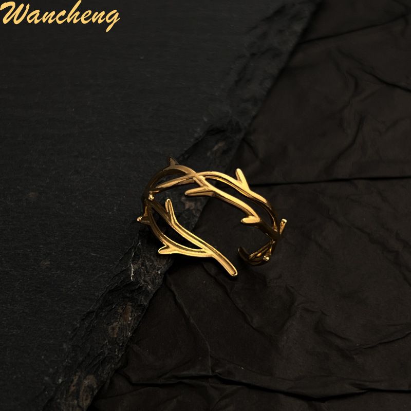 Anello in acciaio al titanio creativo con striscia geometrica placcata in oro e stile unico_voghion.com