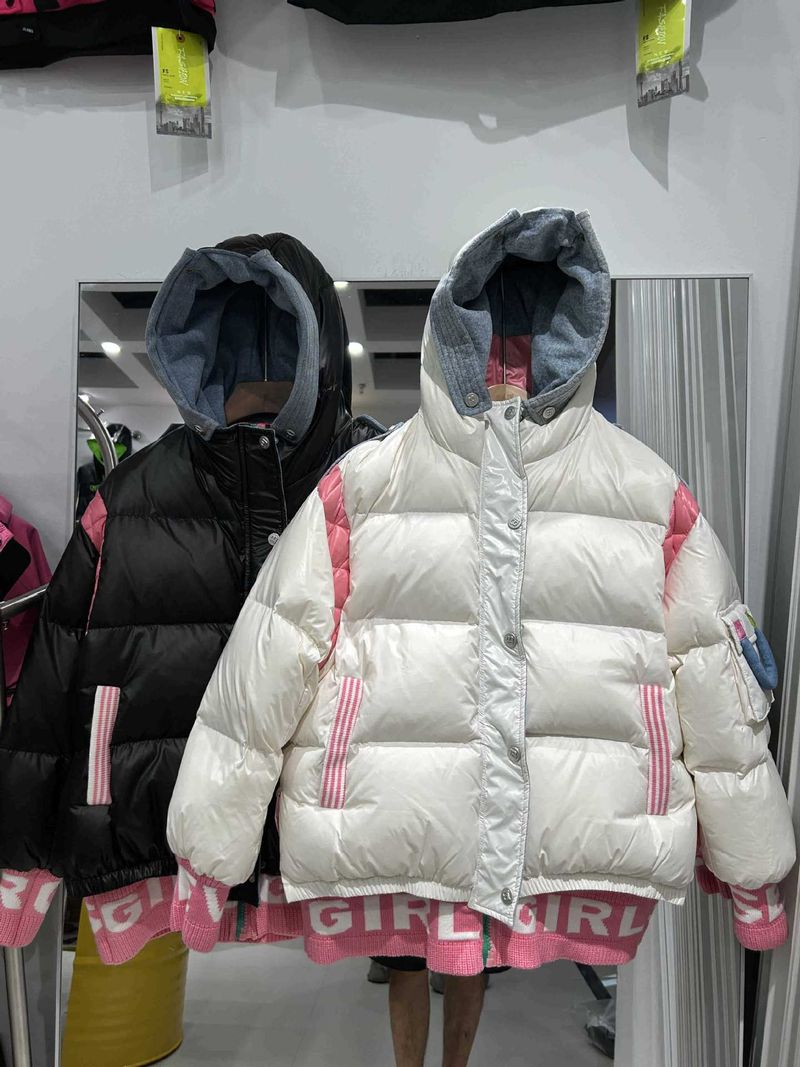 "Women's Short Puffer Jacket With Color Block Design, 55% White Duck Down, Oversized Fit & Hooded Winter Coat (White/Black)"_voghion.com