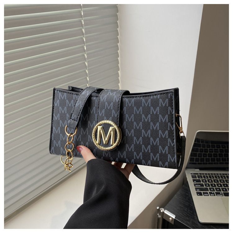 Moda in stile francese, artistico sotto le ascelle per le donne 2025, coreano, nuovo, semplice, piccolo quadrato con stampa a lettere e texture sulle spalle_voghion.com