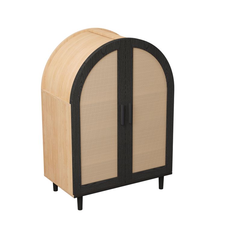 Buffet élégant aux bords arrondis, portes en rotin tressé et trois étagères pour le rangement du salon ou de l'entrée_voghion.com