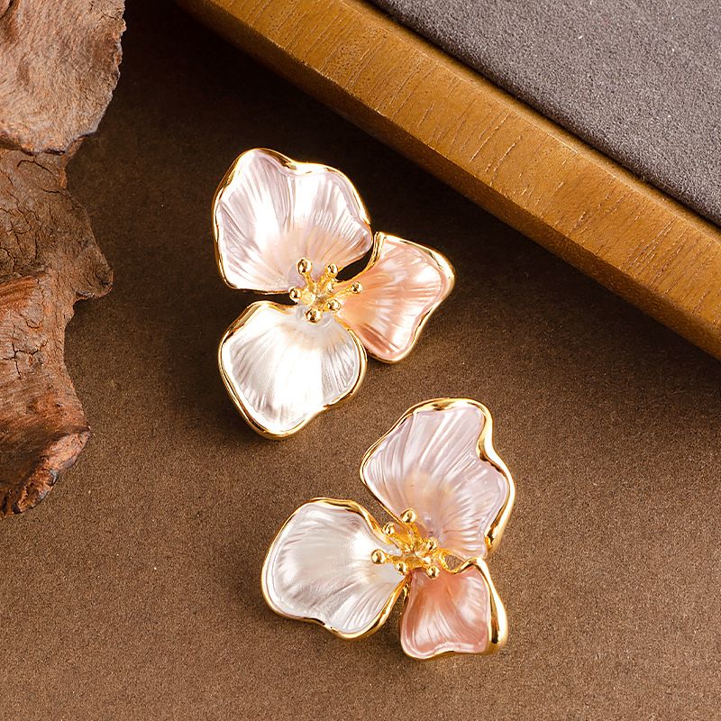 Orecchini a forma di fiore a tre petali in stile medievale retrò letterario, bianco crema, temperamento di lusso leggero, orecchini ad ago in argento di alta qualità_voghion.com