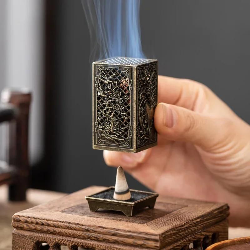 Quadratischer vertikaler Räucherbrenner, kleiner Räucherstäbchenhalter aus Xiangyun-Legierung, Aromatherapie für den Innenbereich, Heimornament, chinesische Pflaumen-Räucherbrenner_voghion.com