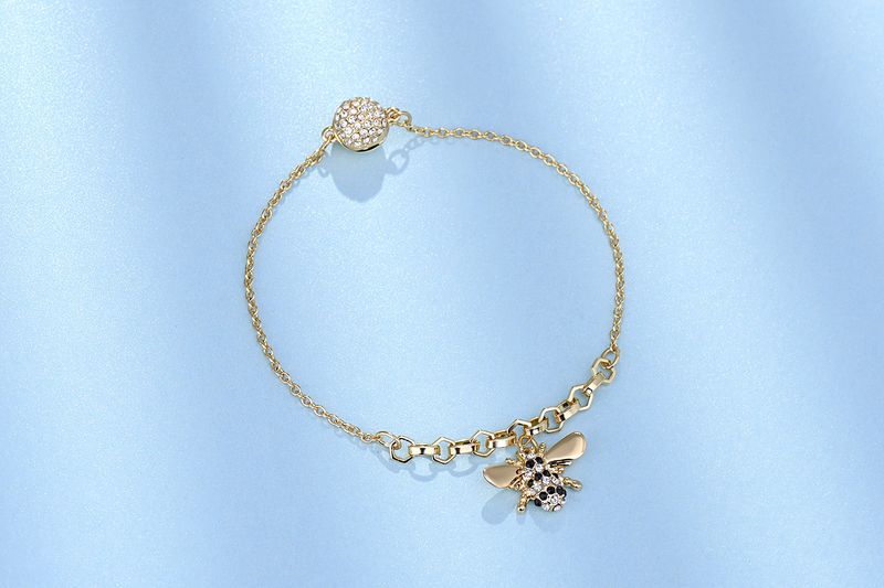 Cute And Charming Little Bee Necklace Female Fashion Round Hollow Tag Bee Clavicle Chain Element Crystal_voghion.com