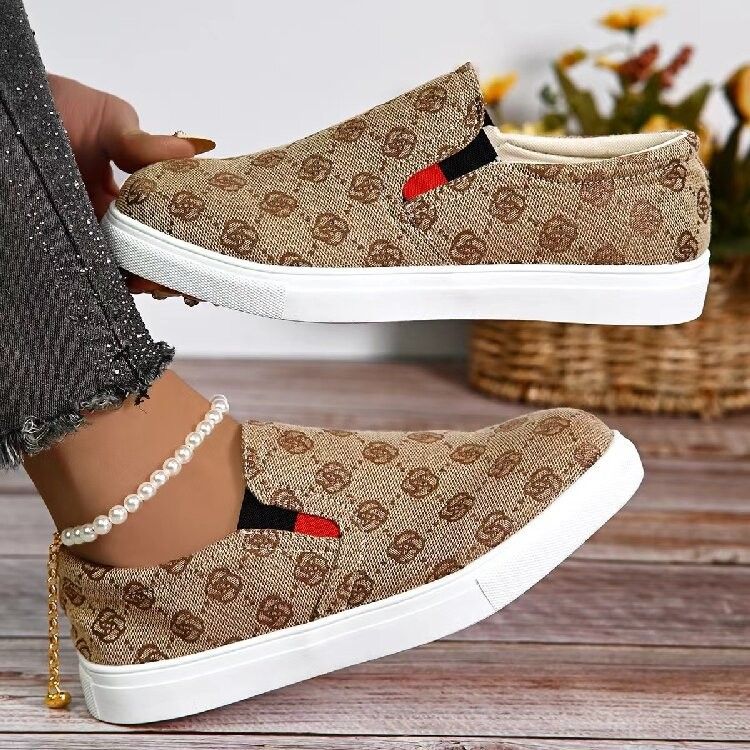 Los zapatos casuales de mujer son cómodos y populares en casa._voghion.com