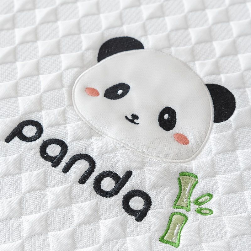 Copridivano moderno e semplice antiscivolo con testa di panda ricamata, in seta ghiacciata, modello Summer Cool Bean 2024_voghion.com