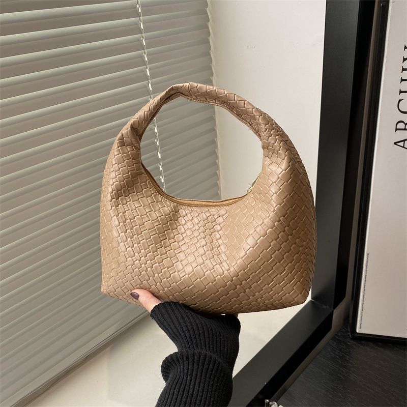 Modne torebki damskie pod pachami w tym roku: luksusowe, eleganckie, poręczne torebki typu Crescent, modne torebki crossbody do pracy_voghion.com