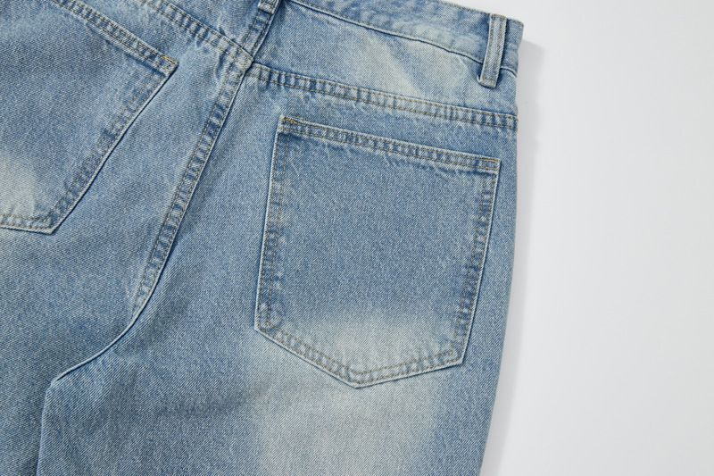 Ropa para hombre: Vaqueros lavados en azul hielo con ondas de agua y bigotes de gato desordenados, pantalones holgados._voghion.com