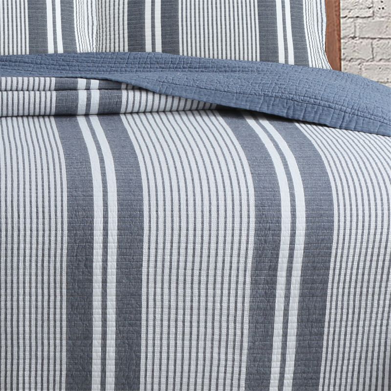 Classico set di biancheria da letto retrò da tre pezzi con gonna da letto a righe blu, copriletto, trapunta estiva in maglia di cotone e aria condizionata_voghion.com