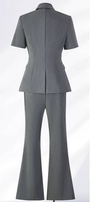 Conjunto de terno de verão feminino cinza claro – Blazer de chenille elástico e calças boca de sino (P-3XL, chique para escritório, roupa de trabalho respirável, ajuste sob medida)_voghion.com