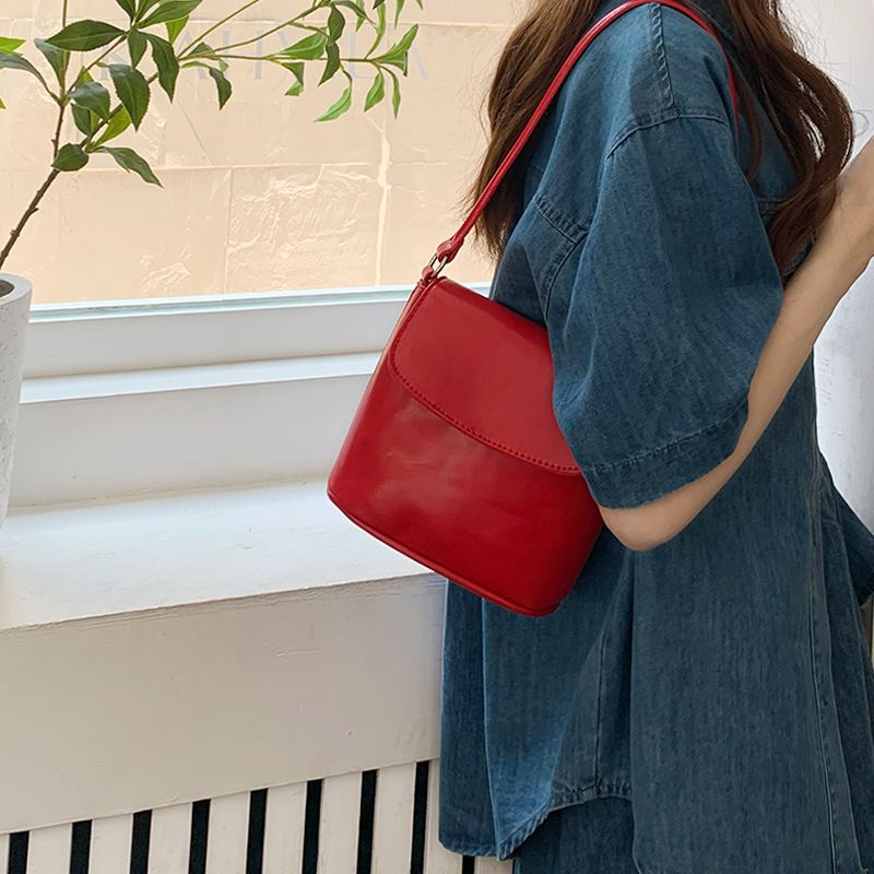 Sac seau à bandoulière à une épaule rouge pour femmes coréennes 2024, texture Instagram, nouveau design polyvalent et de niche_voghion.com
