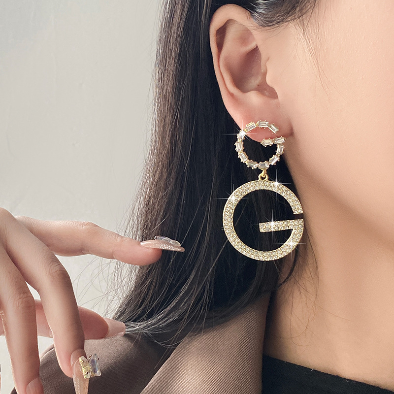 Orecchini personalizzati con lettera di lusso leggera e atmosfera. Orecchini ad ago in argento con diamanti e orecchini esagerati_voghion.com