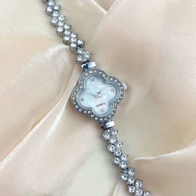 Fashionabla kvartsklocka med diamantinläggning med fyrklöver för kvinnor_voghion.com