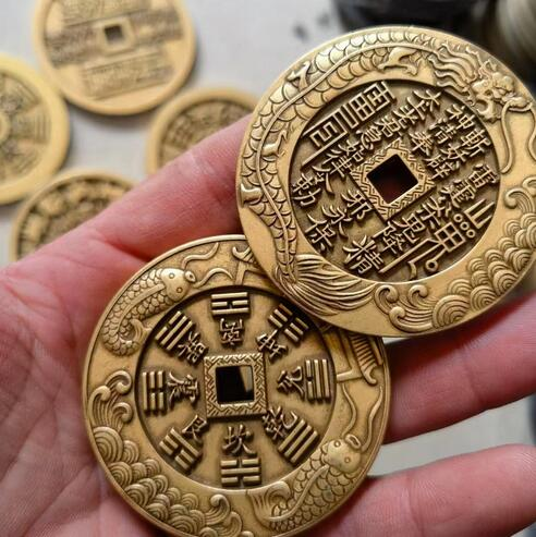 Antique thickened pure brass double-sided carved carp leaping over Longmen Mountain, ghost summoning wealth, old copper coin_voghion.com