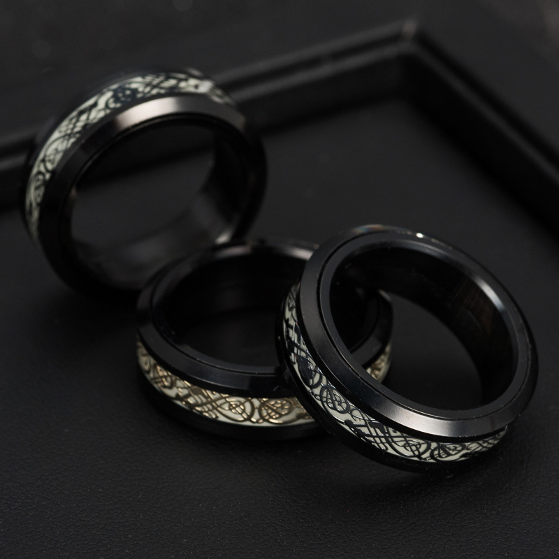 Gli uomini trasformano l'anello del drago che si illumina al buio in un anello rotante per ridurre lo stress_voghion.com