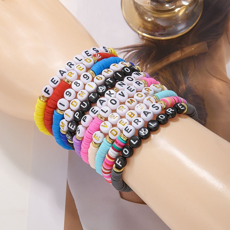 Taylor Swift Fans Kleur Zacht Aardewerk Hand String Engelse Naam Armband 11 Stuks Set_voghion.com