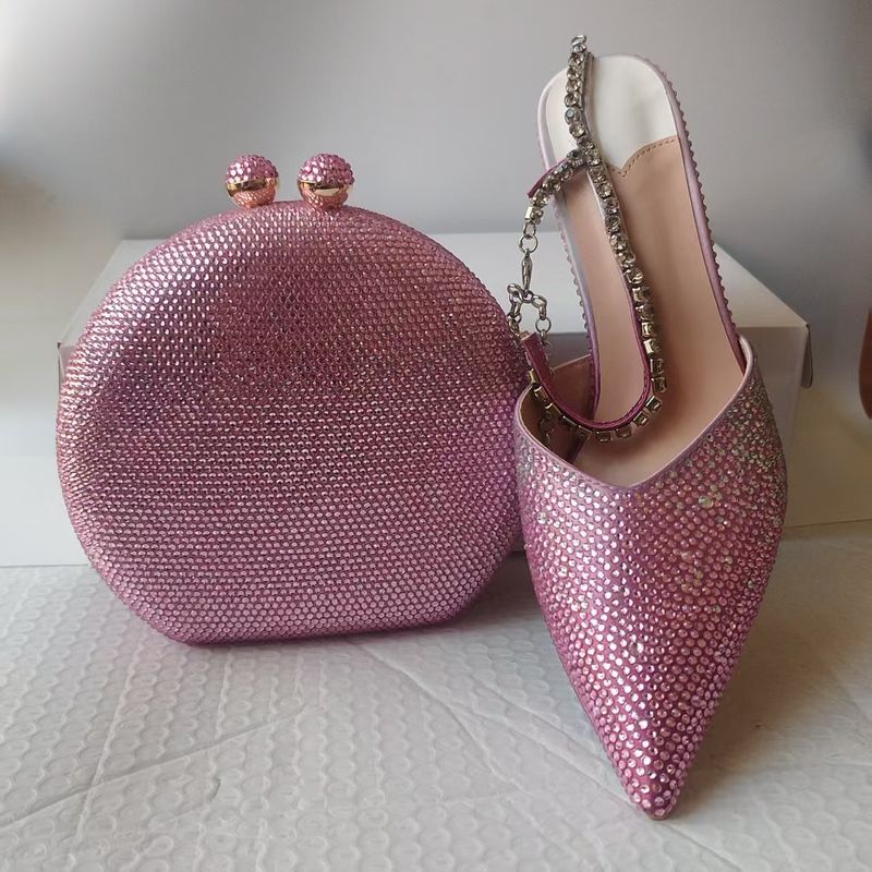 Komplettset mit spitzen Damenschuhen mit Kristallen, spitzen Stiletto-High Heels und Abendtasche aus Kristallen für Damen_voghion.com