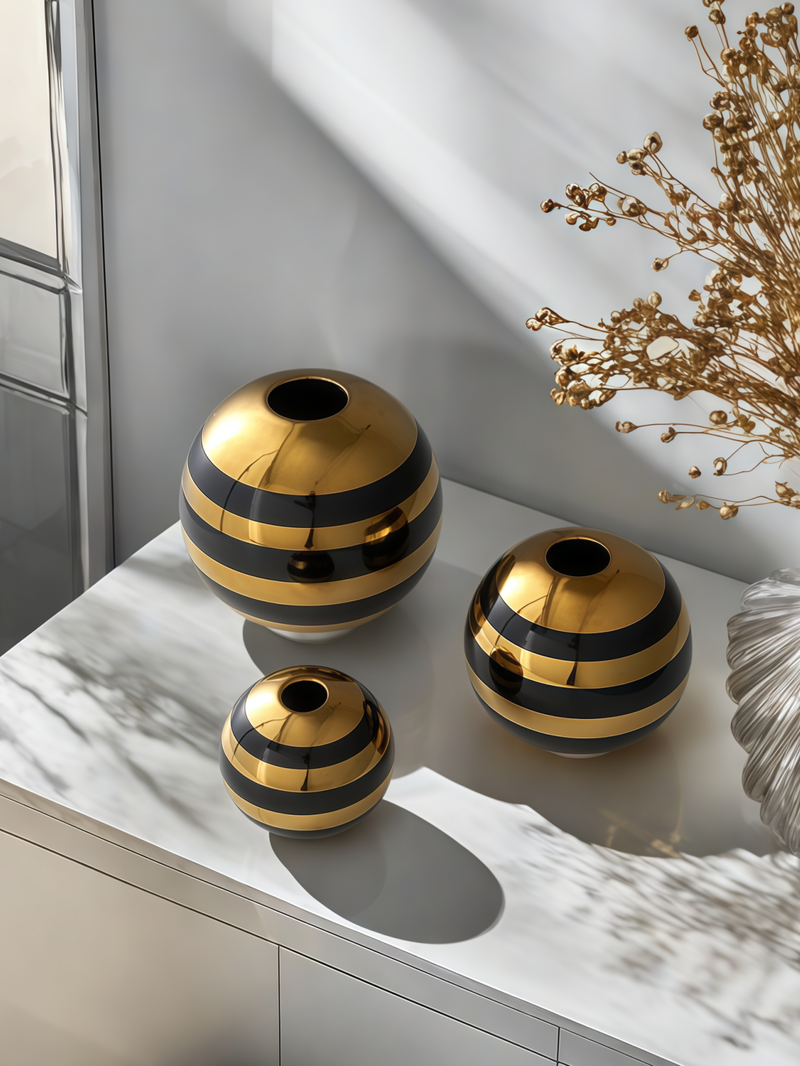 1 st. Zwarte en gouden gestreepte bolvaas is geschikt voor lichte luxe, high-end design, ornamenten met meerdere scènes, bloemstukken en vazen._voghion.com