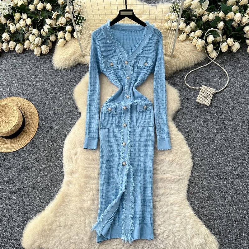 Robe élégante en maille à col en V et boutons métalliques qui définissent la taille - Robe mi-longue ajustée à ourlet fendu pour femme, indispensable pour la garde-robe d'automne_voghion.com