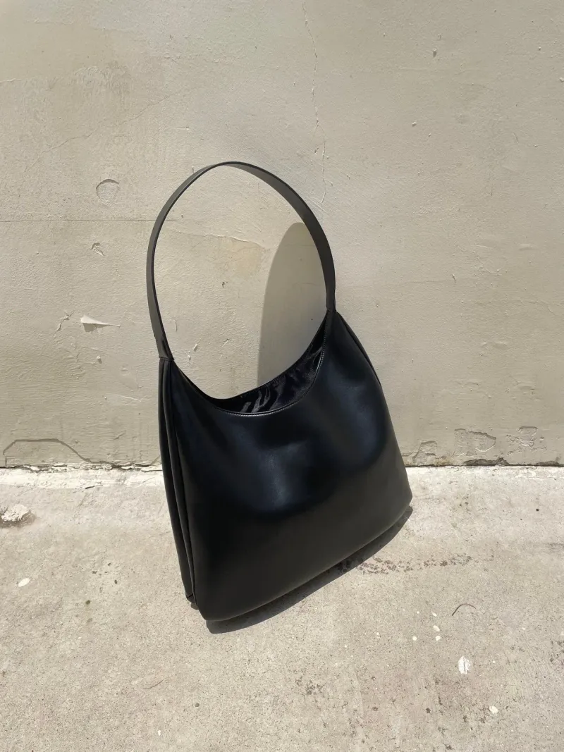 Borsa a tracolla leggera, morbida, delicata, rotonda, curva solitaria, grande e capiente, in pelle di vitello 2024_voghion.com