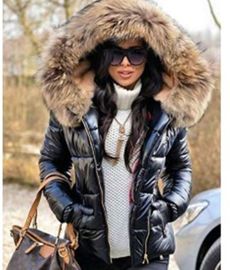 Giacca da donna in cotone lucido con collo in pelliccia grande e alla moda_voghion.com
