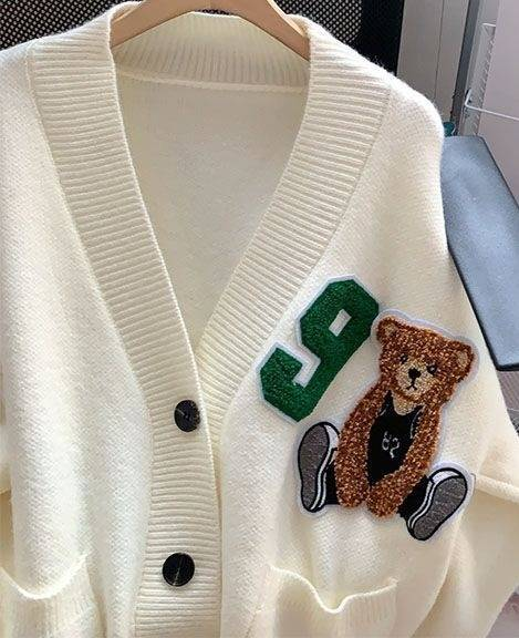Teddybär-Cardigan mit V-Ausschnitt – Übergroßer Strickpullover aus Acryl (Einheitsgröße) – Weicher und gemütlicher Campus-Chic in Creme/Rot/Marineblau_voghion.com