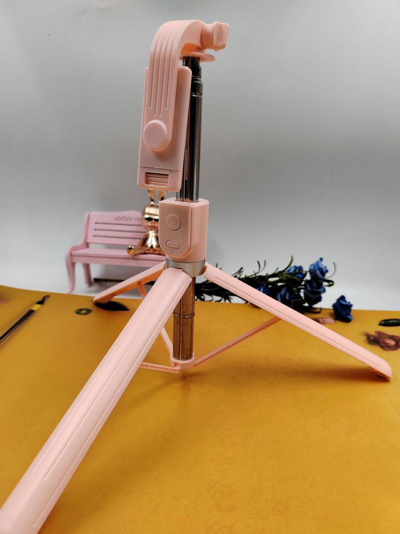 Heißer Verkauf Bluetooth-Telefon-Selfie-Stick Multifunktionale Live-Streaming-Kamera, Fülllicht, Zusammenklappbarer dreibeiniger Telefonhalter_voghion.com