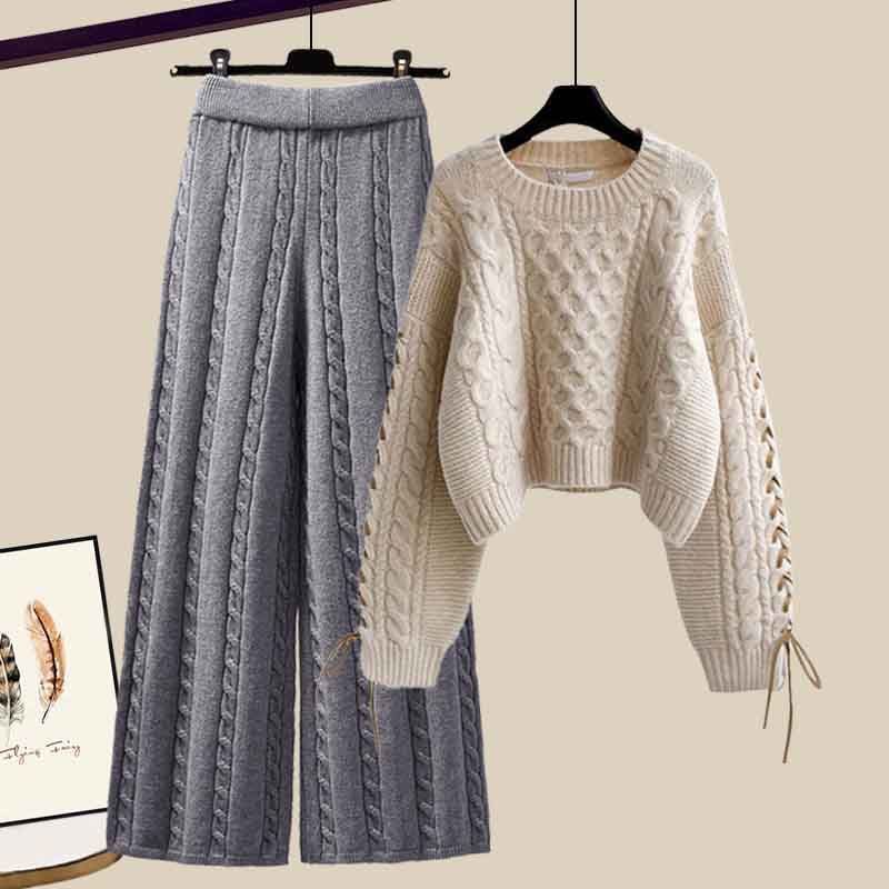 Completo da donna con maglione lavorato a maglia e pantaloni a gamba larga in taglie forti - Outfit autunnale invernale lusinghiero in colori neutri_voghion.com