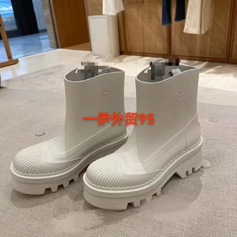 2024 Nuove scarpe da pioggia versatili alla moda slip-on con tubo corto, tinta unita, con punta a conchiglia, rifiniture a ventaglio, suola spessa e altezza maggiorata_voghion.com