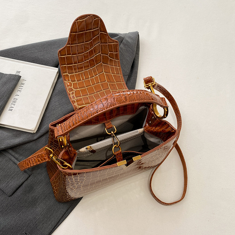 Beibei Shangpin 2023 Nuova moda leggera di lusso modello coccodrillo da donna elegante a mano con una spalla obliqua a cavallo_voghion.com