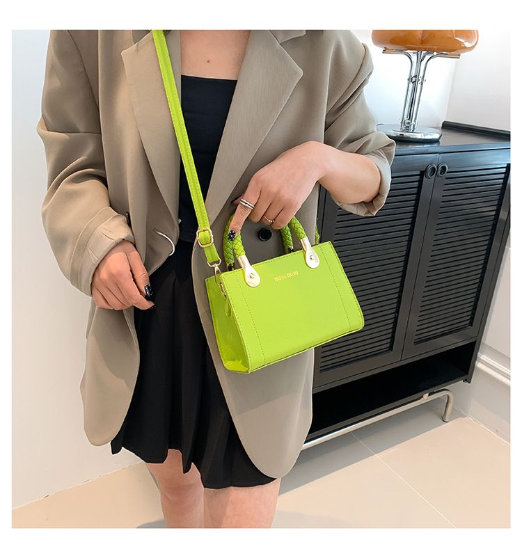 2024 Sommer Neue Mode Weben Handtasche Einzelne Schulter Crossbody Kleine Quadratische Damentasche Mischreihe_voghion.com