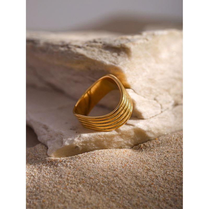 2024 Zomer Nieuwe Gouden Roestvrijstalen Eenvoudige Lijn Golf Trendy Minimalistische Stijl Ring_voghion.com