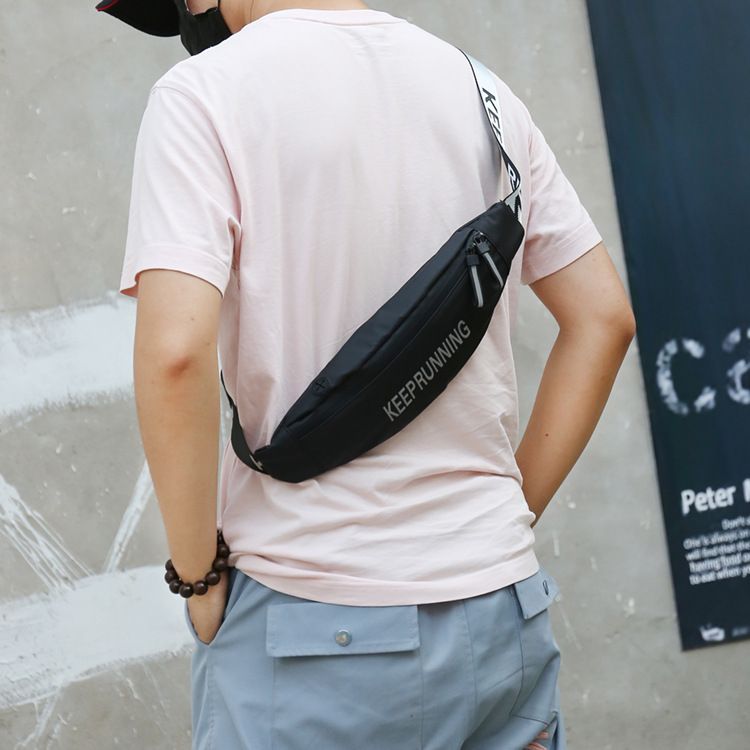 Avastame Land Roveri uut meestele ja naistele mõeldud õuespordialaseid vabaajarõivaste rinnal töötavat ülikerget veekindlat väikest vöökotti_voghion.com