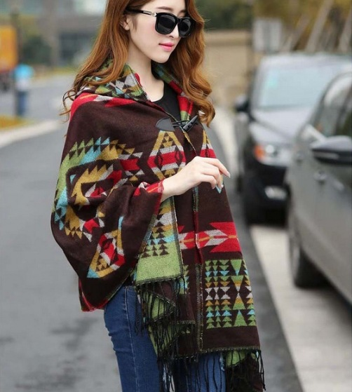 Autunno e inverno nuovo scialle mantello con cappuccio in stile etnico con bottoni in corno dello Yunnan Produttore di scialle con cappuccio in stile etnico boemo_voghion.com