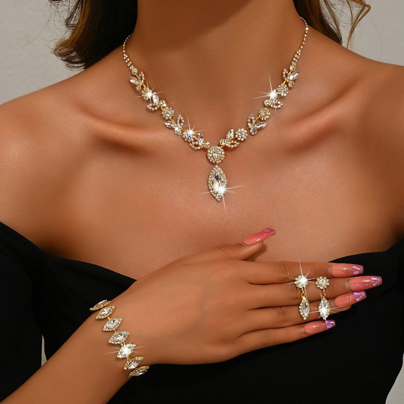 Set di gioielli da donna, gioielli di moda all'ingrosso, set di gioielli da sposa con fiori in cristallo bianco, collana, accessori per abiti da sposa e banchetti alla moda._voghion.com