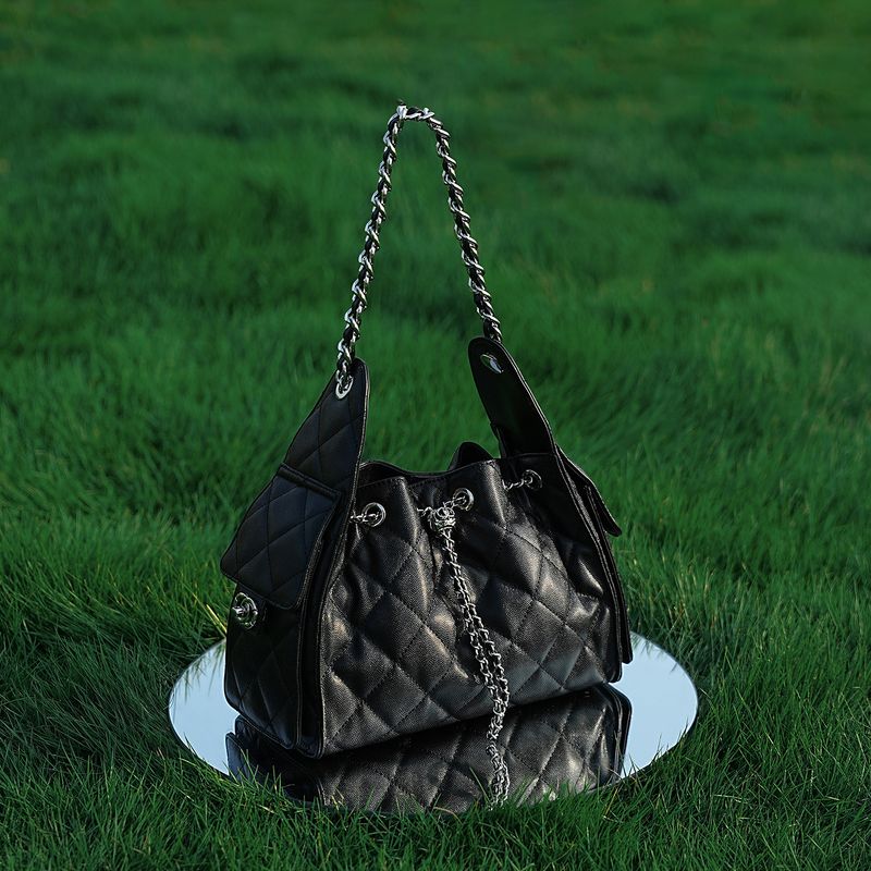 Borsa a tracolla Hobo grande capacità, tracolla a catena con coulisse, tracolla monospalla in vera pelle trapuntata con motivo caviale sotto le ascelle_voghion.com